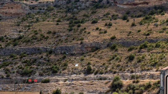 Vista de la zona por la que se deslizó un vehículo hasta el pantano de Henchideros Vista de la zona por la que se deslizó un vehículo hasta el pantano de Henchideros