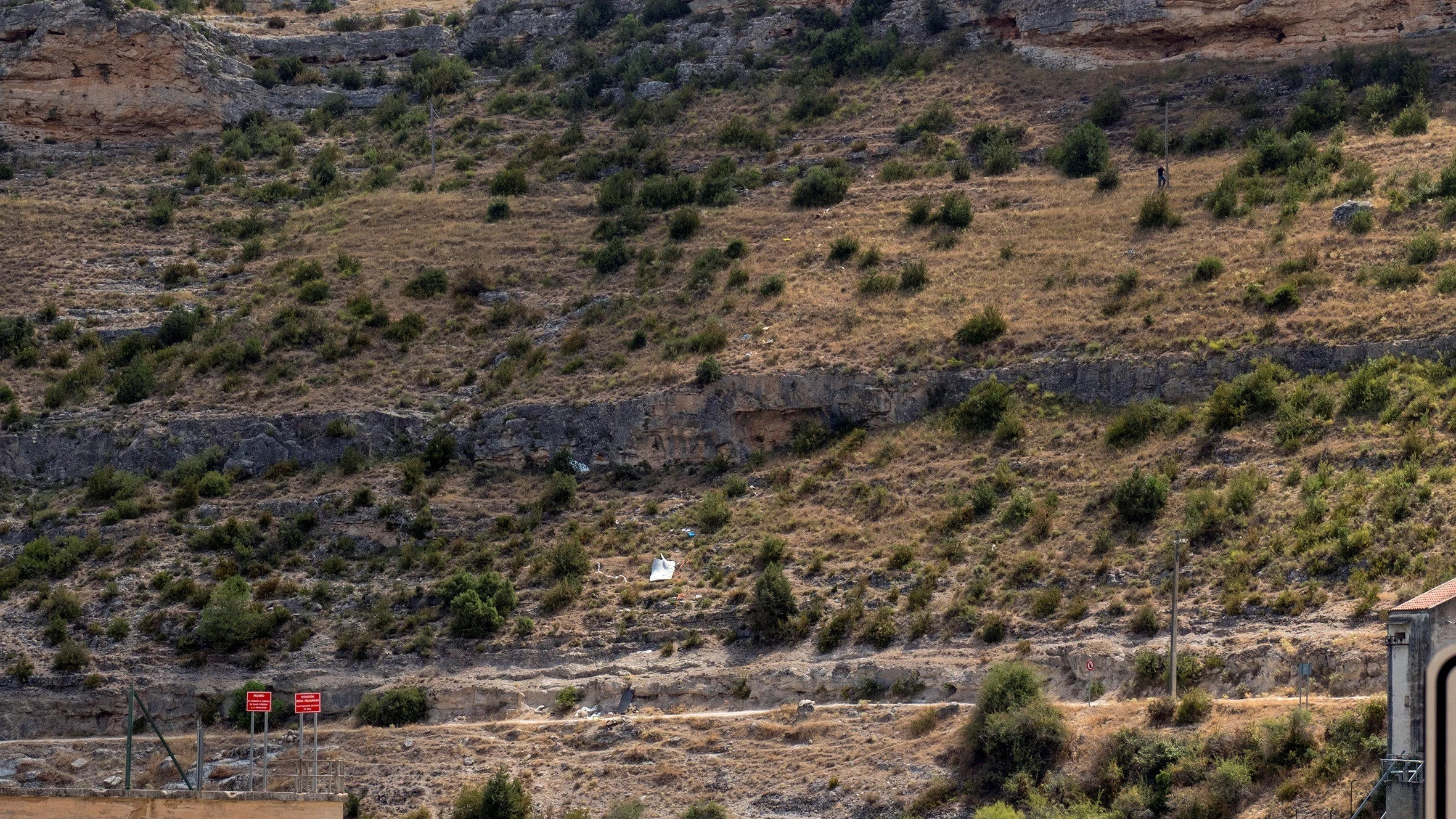 Vista de la zona por la que se deslizó un vehículo hasta el pantano de Henchideros