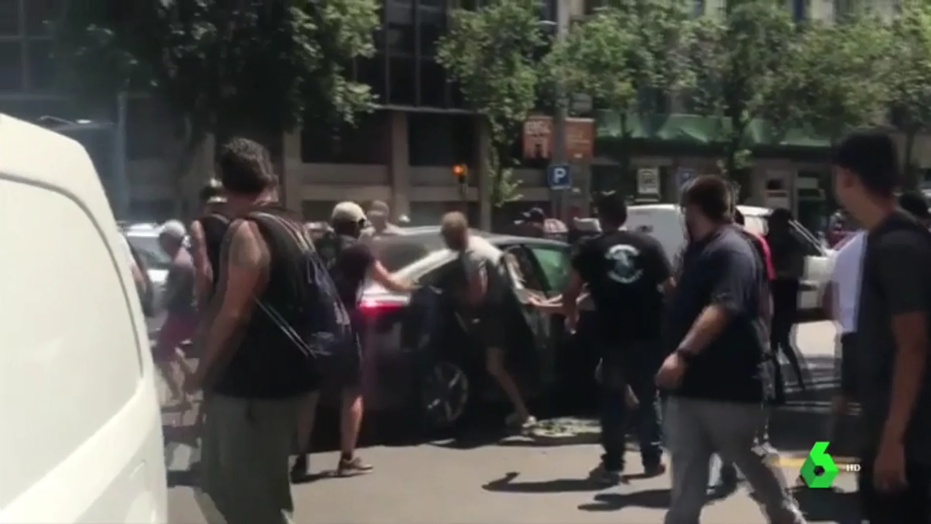 En la imagen los taxistas atacando a los conductores de VTC