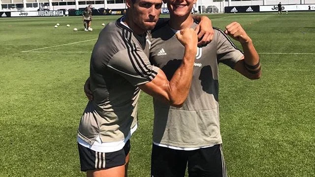 Cristiano y dybala en un entrenamiento con la Juventus