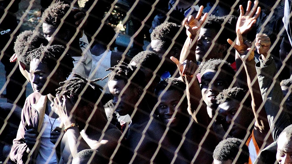 Migrantes subsaharianos tras acceder a Ceuta tras un salto masivo a la valla fronteriza que separa la ciudad de Marruecos