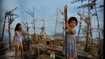 Niños en las azoteas de Kowloon