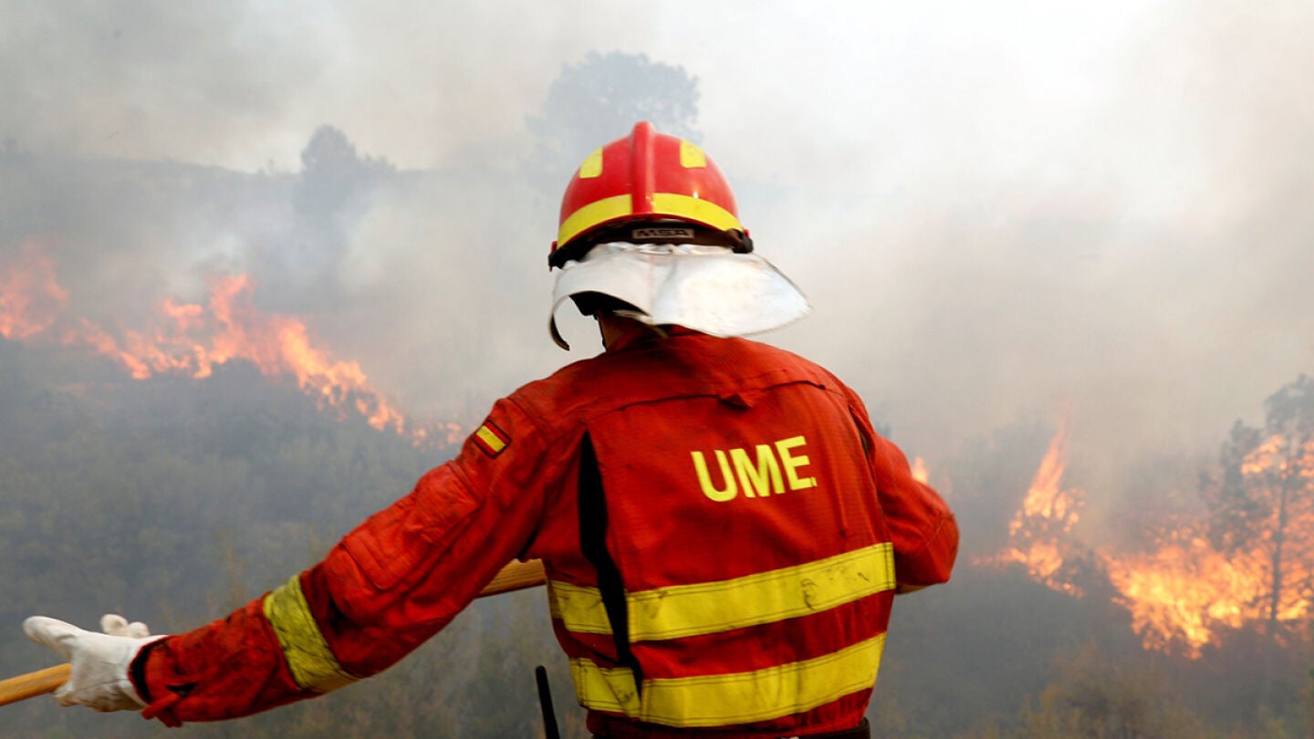 Un efectivo de la Unidad Militar de Emergencias UME