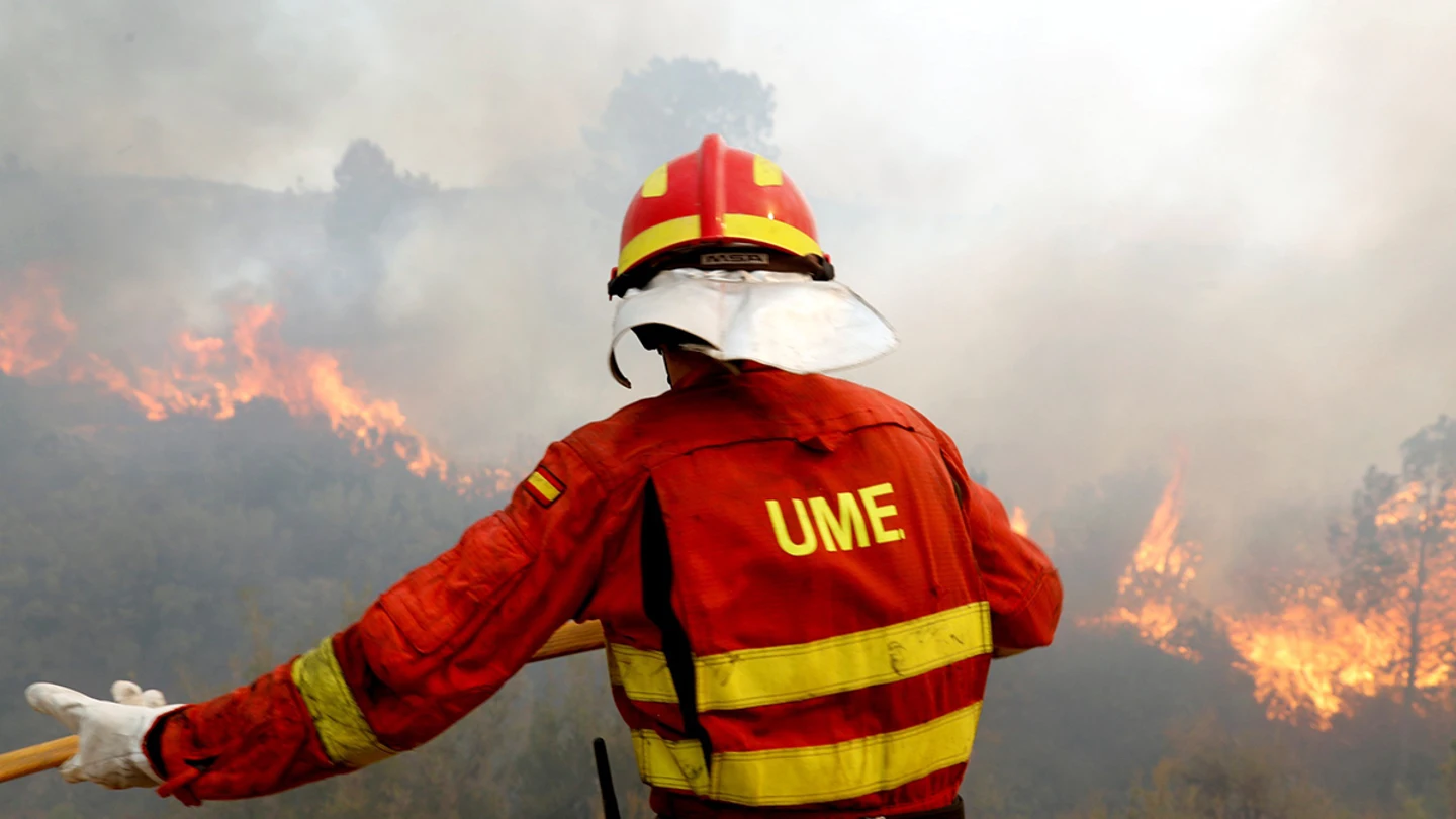 Un efectivo de la Unidad Militar de Emergencias UME Un efectivo de la Unidad Militar de Emergencias UME