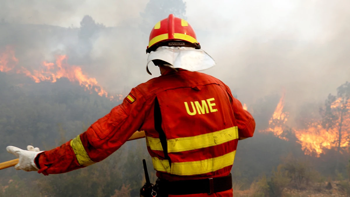 Un efectivo de la Unidad Militar de Emergencias UME