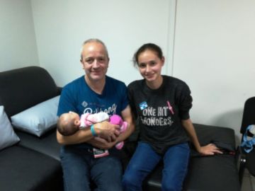 Patricia Aguilar, la joven captada por una secta, con su bebé y su padre Patricia Aguilar, la joven captada por una secta, con su bebé y su padre
