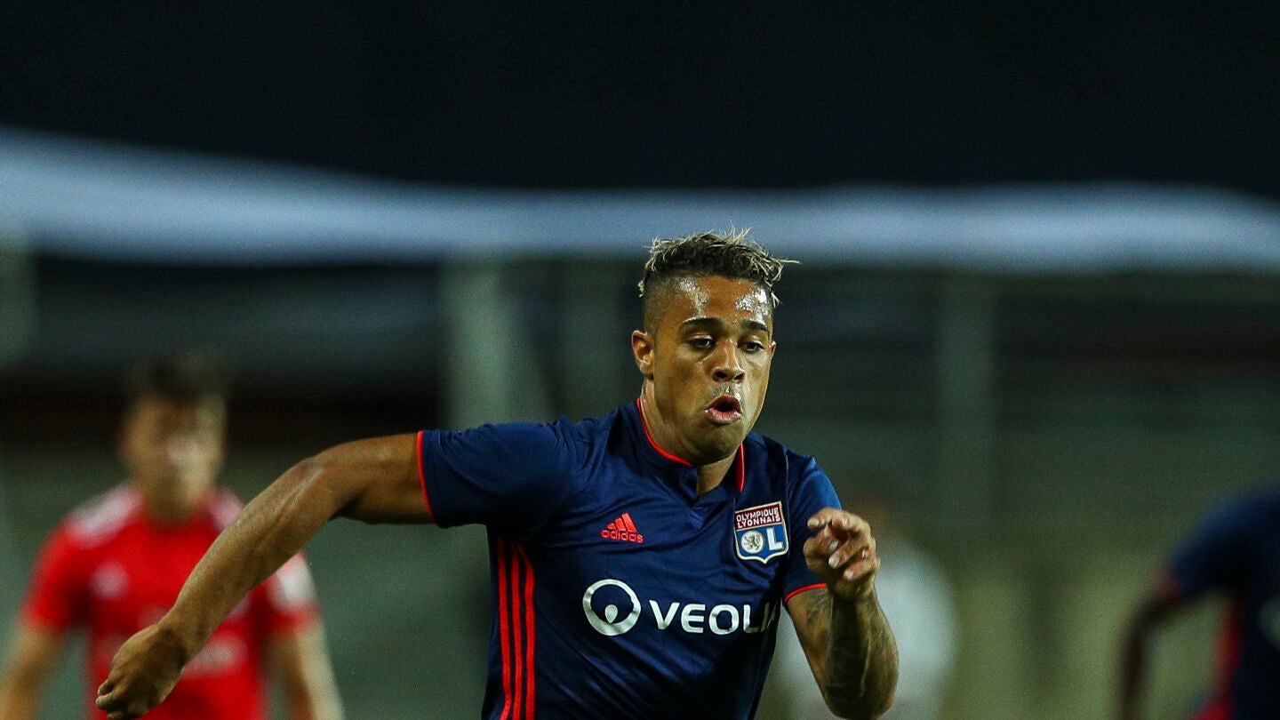 Mariano D&iacute;az en un partido con el Lyon