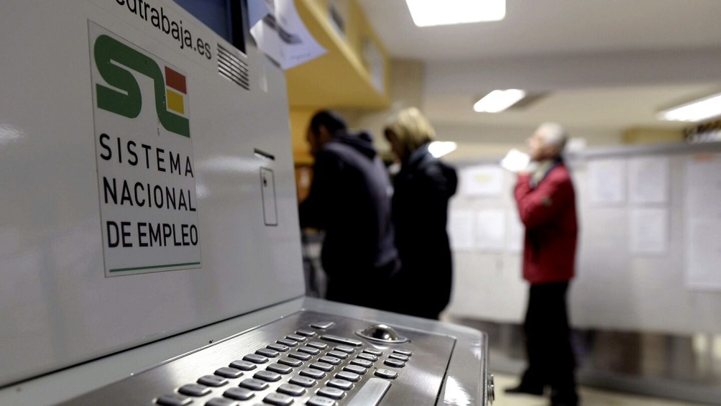 Varias personas en una oficina de empleo del Servicio P&uacute;blico de Empleo de Castilla y Le&oacute;n