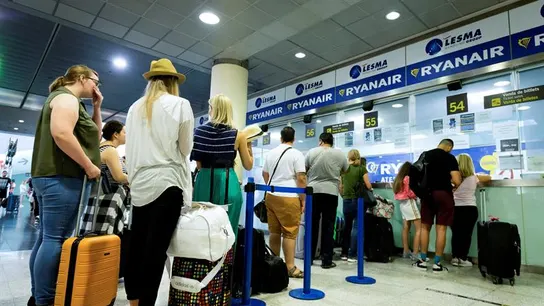 Pasajeros de Ryanair hacen cola en el aeropuerto Pasajeros de Ryanair hacen cola en el aeropuerto