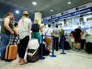 Pasajeros de Ryanair hacen cola en el aeropuerto