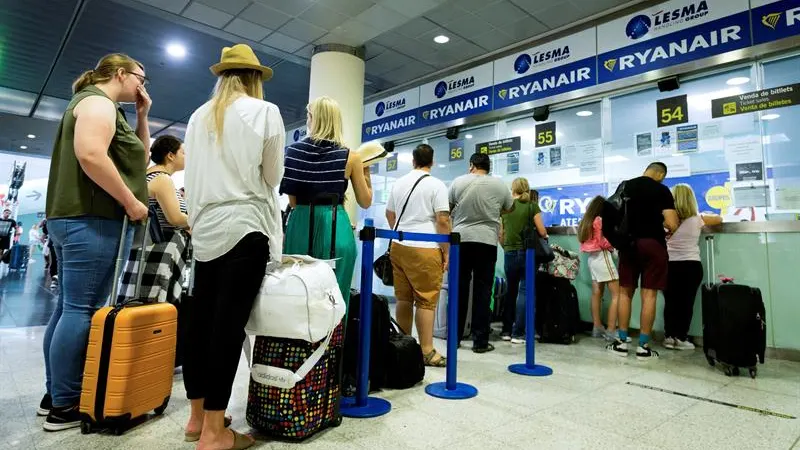 Pasajeros de Ryanair hacen cola en el aeropuerto