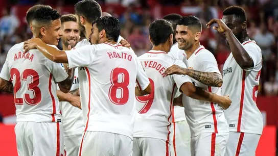 Lo jugadores del Sevilla celebran el gol de Banega Lo jugadores del Sevilla celebran el gol de Banega