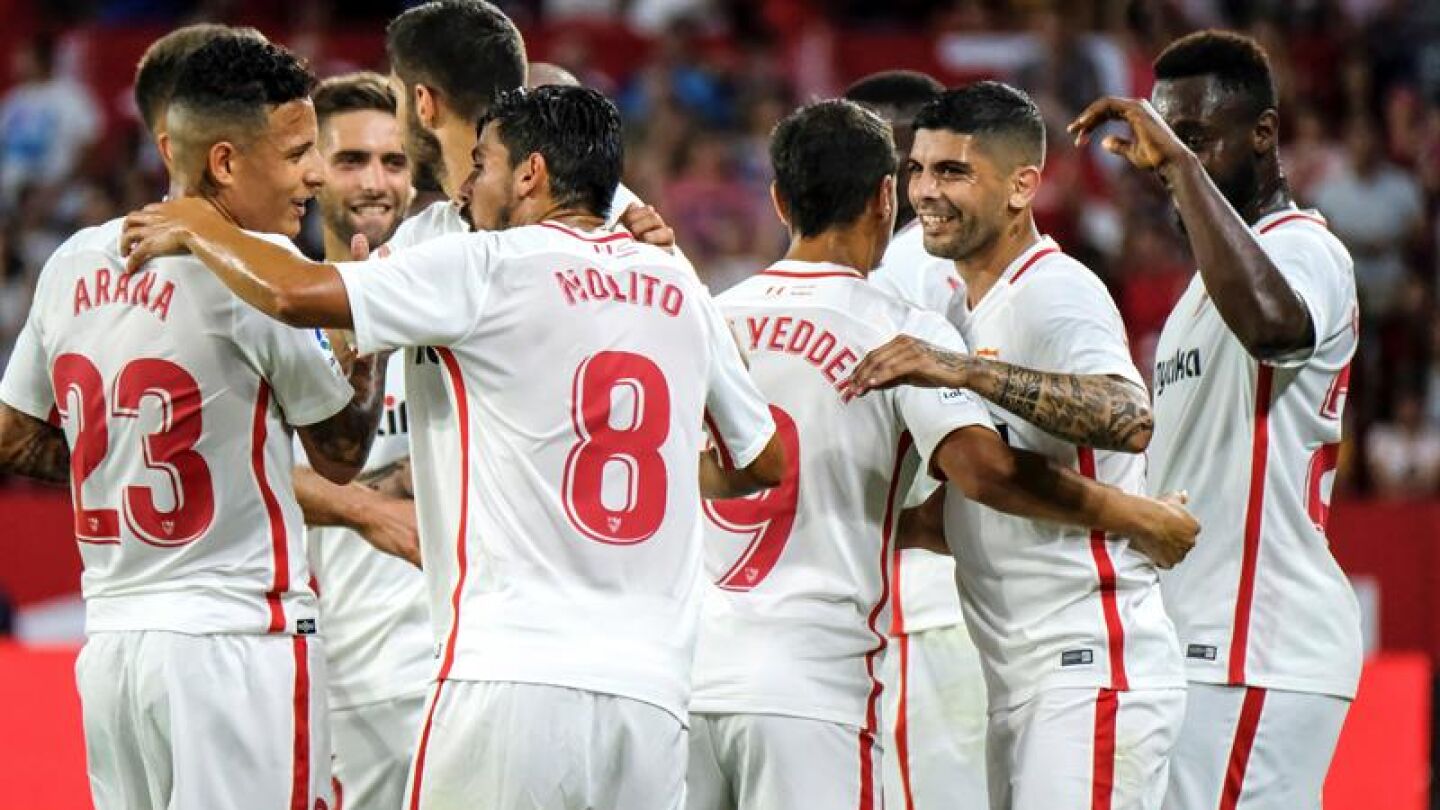 Lo jugadores del Sevilla celebran el gol de Banega