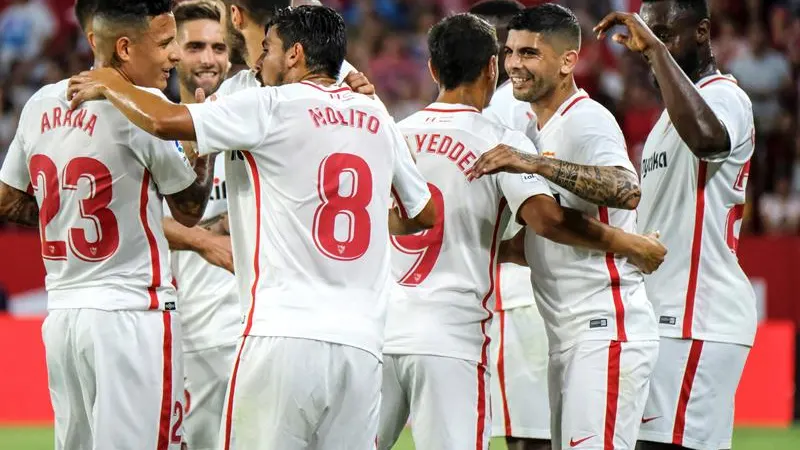 Lo jugadores del Sevilla celebran el gol de Banega