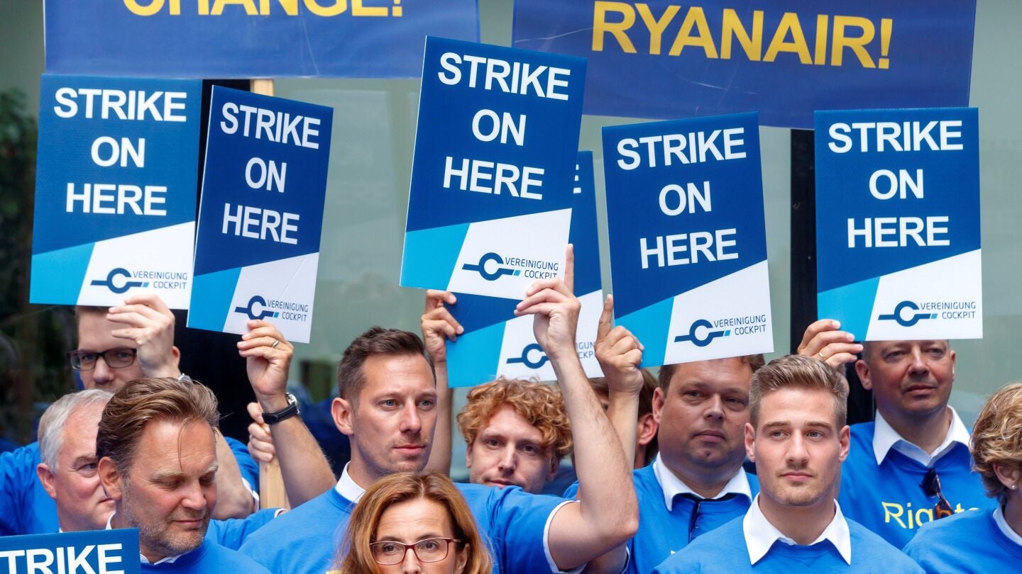Varios pilotos de la aerol&iacute;nea de bajo coste Ryanair protestan en el Aeropuerto Internacional de Fr&aacute;ncfort