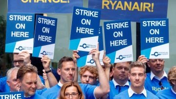 Varios pilotos de la aerolínea de bajo coste Ryanair protestan en el Aeropuerto Internacional de Fráncfort