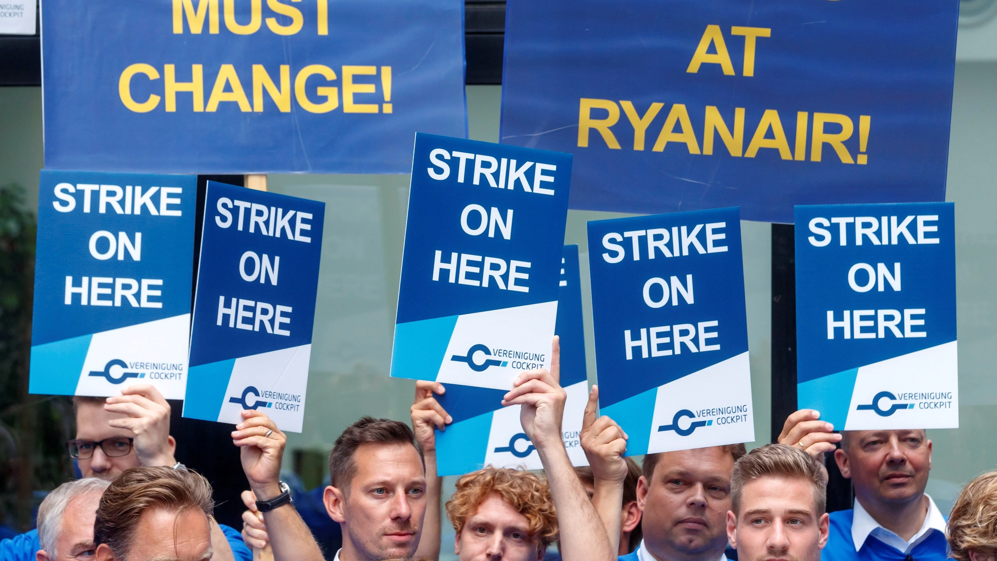 Varios pilotos de la aerolínea de bajo coste Ryanair protestan en el Aeropuerto Internacional de Fráncfort