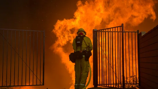 Un bombero trata de apagar un incendio en Corona, California. Un bombero trata de apagar un incendio en Corona, California.
