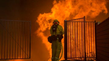 Un bombero trata de apagar un incendio en Corona, California.