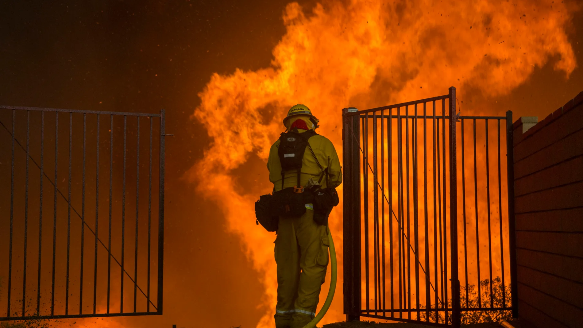 Un bombero trata de apagar un incendio en Corona, California.