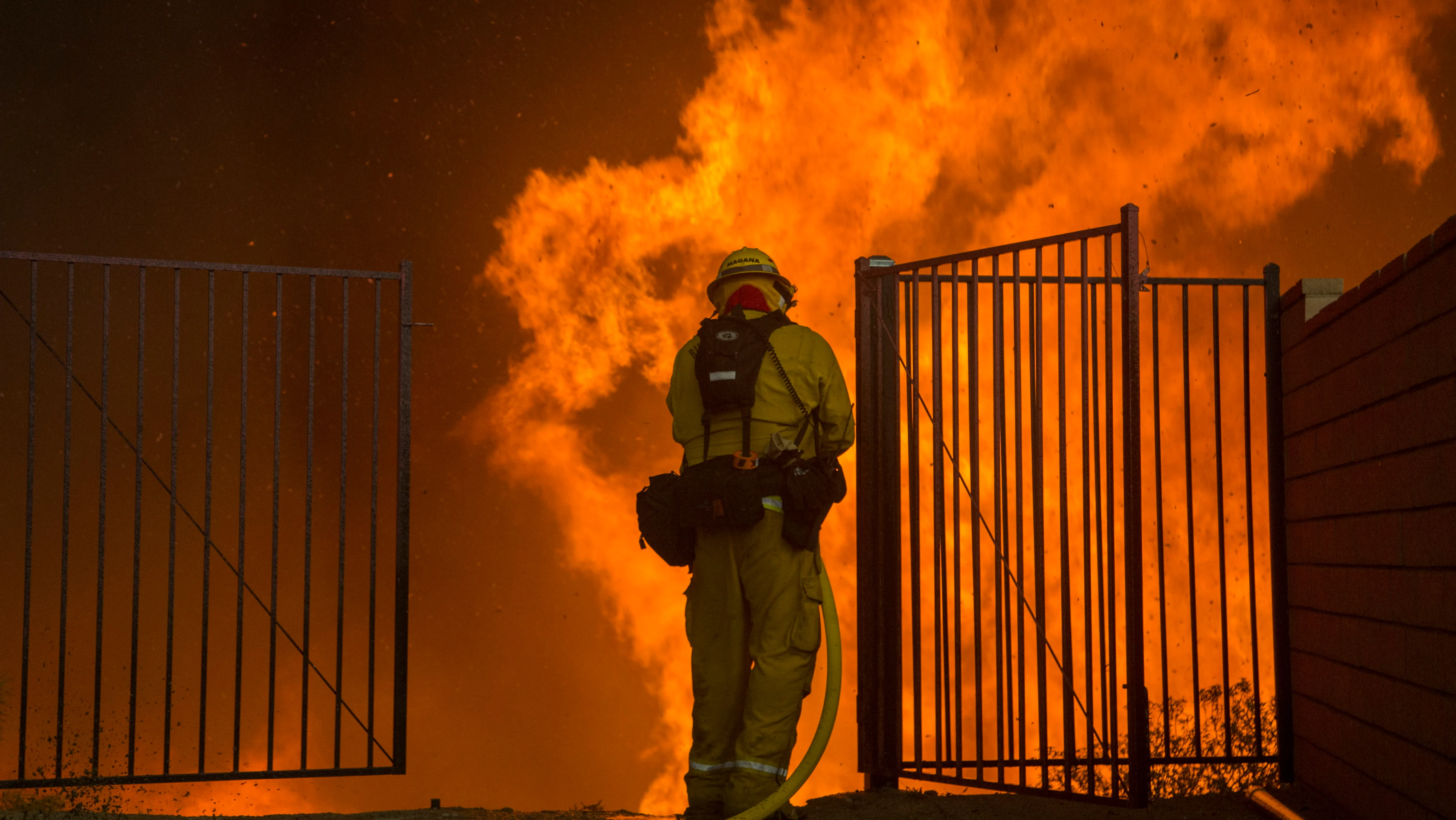 Un bombero trata de apagar un incendio en Corona, California.