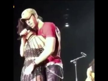 Enrique Iglesias besa en la boca a una fan y toca el culo a su telonera en su concierto más tórrido Enrique Iglesias besa en la boca a una fan y toca el culo a su telonera en su concierto más tórrido
