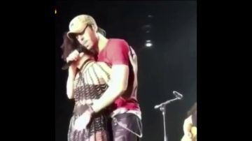 Enrique Iglesias besa en la boca a una fan y toca el culo a su telonera en su concierto más tórrido