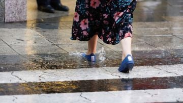 Mujer caminando en la lluvia