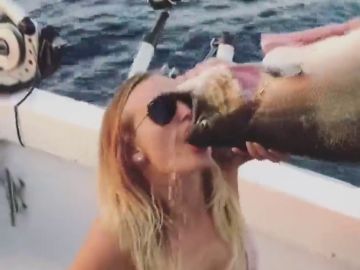 El nuevo reto de beber alcohol desde la boca de un pez muerto El nuevo reto de beber alcohol desde la boca de un pez muerto