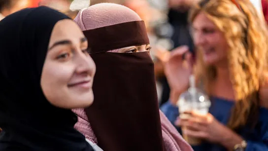 Manifestantes en Dinamarca por el uso de niqab y buka Manifestantes en Dinamarca por el uso de niqab y buka