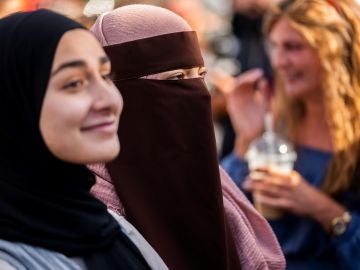 Manifestantes en Dinamarca por el uso de niqab y buka Manifestantes en Dinamarca por el uso de niqab y buka