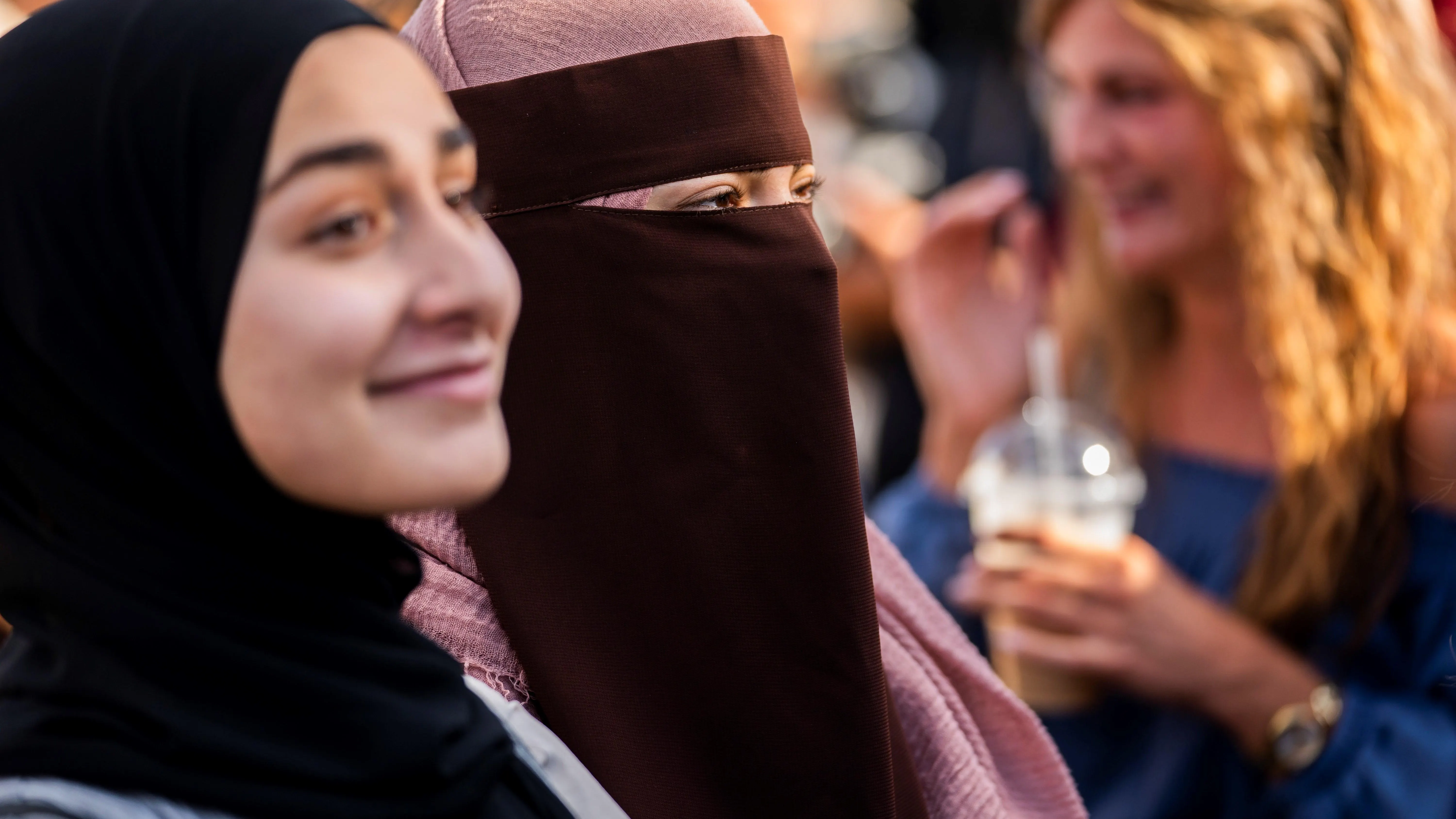 Manifestantes en Dinamarca por el uso de niqab y buka