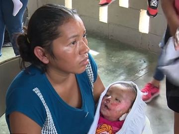 La madre junto a su hija La madre junto a su hija