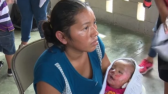 La madre junto a su hija