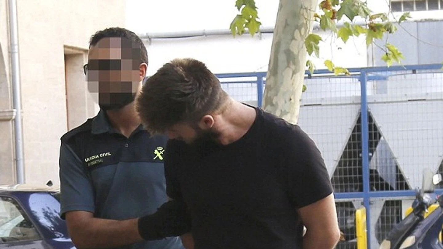 Detienen a un joven británico por atar, golpear y violar a una chica en Mallorca Detienen a un joven británico por atar, golpear y violar a una chica en Mallorca