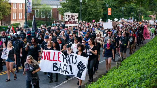 Estudiantes de la Universidad de Virginia en la concentración de Charlottesville Estudiantes de la Universidad de Virginia en la concentración de Charlottesville