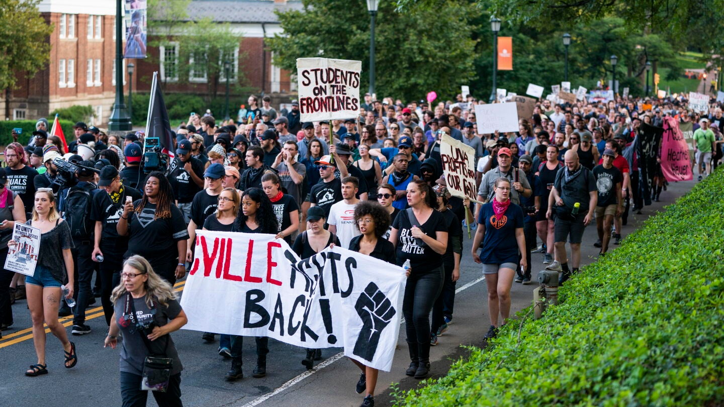 Estudiantes de la Universidad de Virginia en la concentraci&oacute;n de Charlottesville