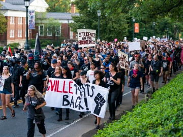 Estudiantes de la Universidad de Virginia en la concentración de Charlottesville Estudiantes de la Universidad de Virginia en la concentración de Charlottesville