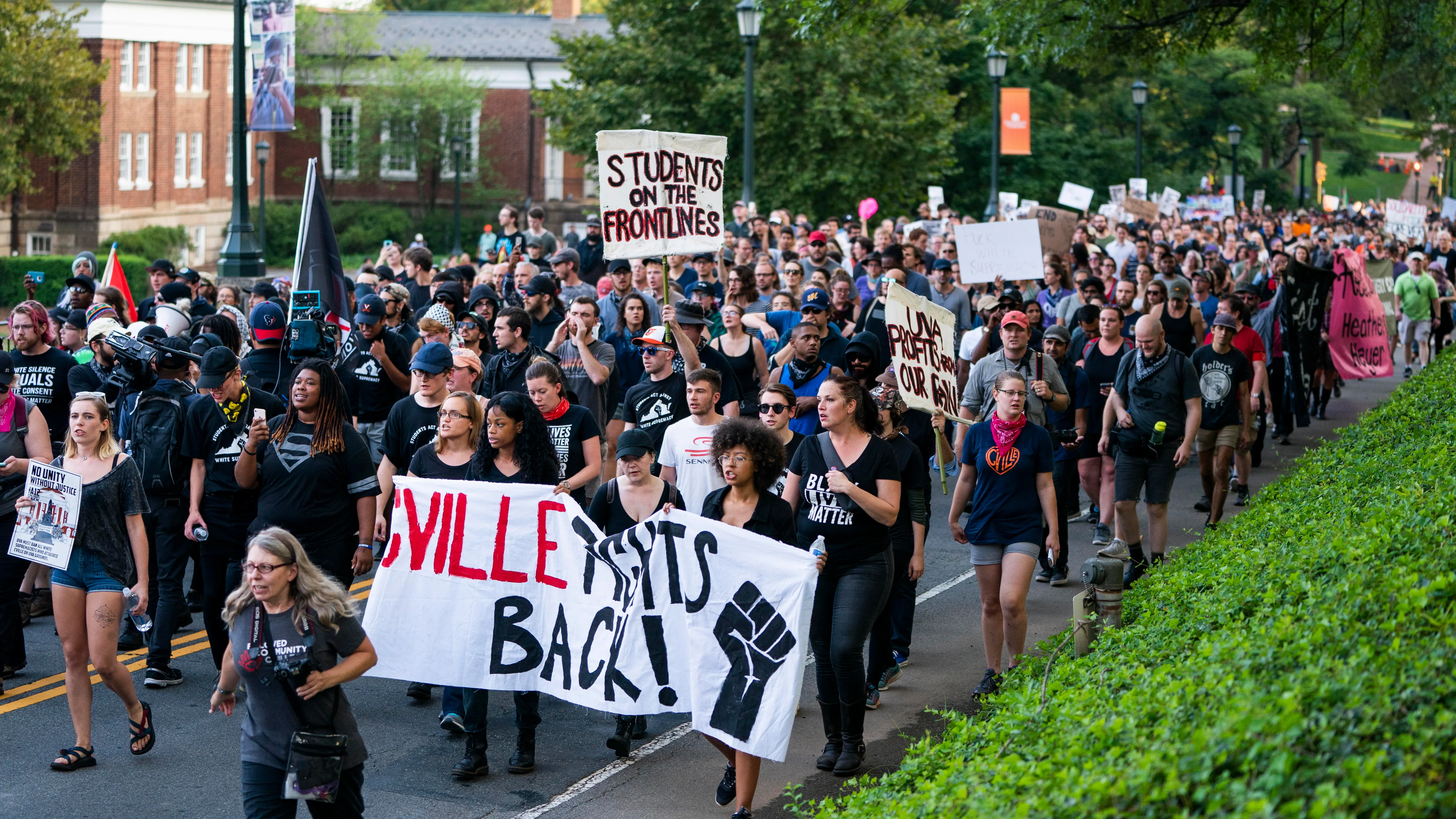 Estudiantes de la Universidad de Virginia en la concentración de Charlottesville