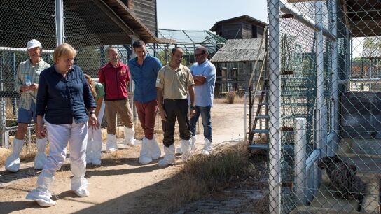 S&aacute;nchez y Merkel en su visita al centro de El Acebuche, en el parque nacional de Do&ntilde;ana