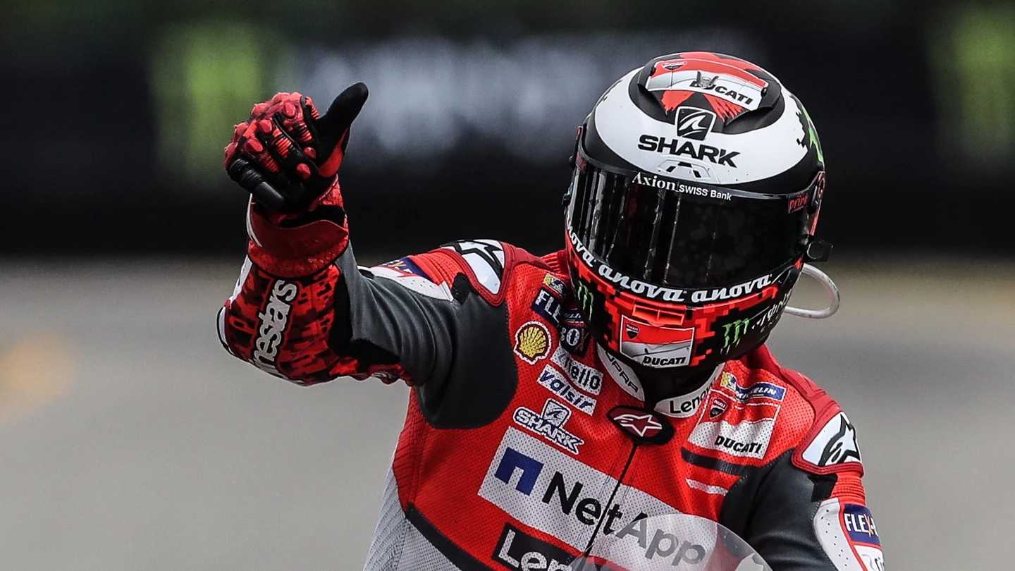 Jorge Lorenzo celebra la victoria Jorge Lorenzo celebra la victoria