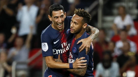 Neymar se abraza a Di María Neymar se abraza a Di María
