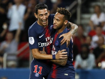 Neymar se abraza a Di María Neymar se abraza a Di María