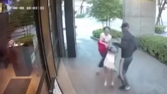 A la fuerza, a plena luz del día y sin esconderse: así es el momento en el que un hombre intenta secuestrar a una niña A la fuerza, a plena luz del día y sin esconderse: así es el momento en el que un hombre intenta secuestrar a una niña
