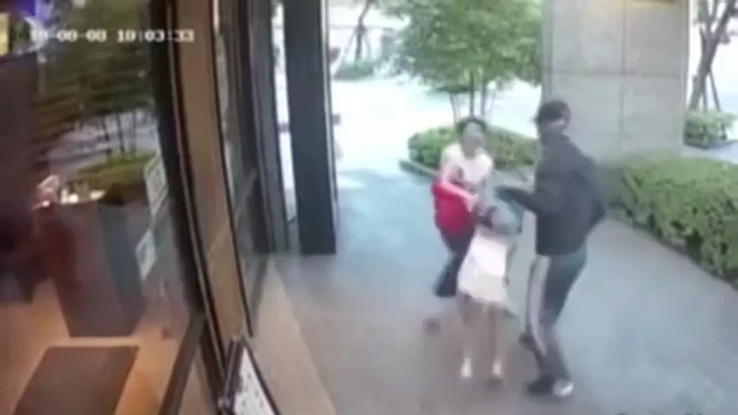 A la fuerza, a plena luz del día y sin esconderse: así es el momento en el que un hombre intenta secuestrar a una niña A la fuerza, a plena luz del día y sin esconderse: así es el momento en el que un hombre intenta secuestrar a una niña