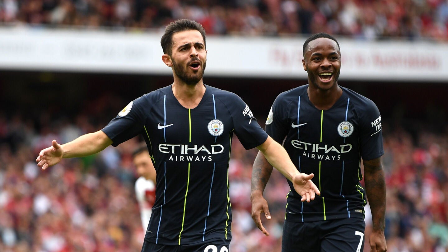 Bernardo Silva y Sterling celebran un gol del City
