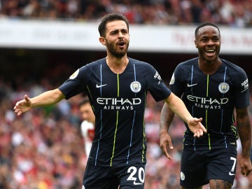 Bernardo Silva y Sterling celebran un gol del City Bernardo Silva y Sterling celebran un gol del City