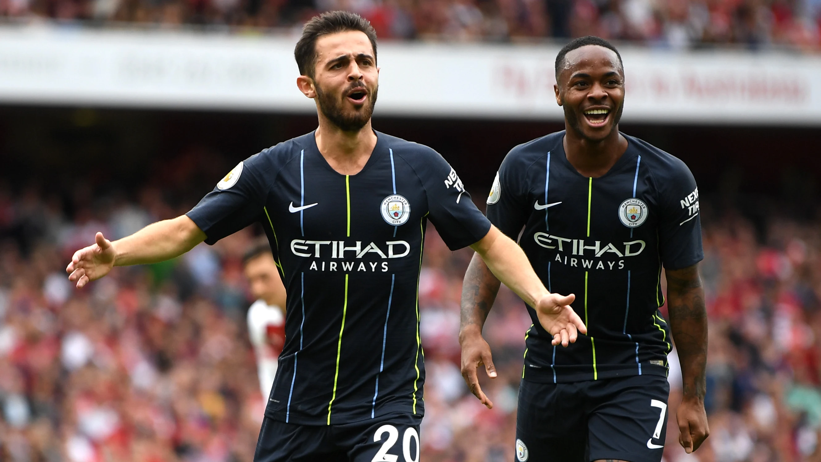 Bernardo Silva y Sterling celebran un gol del City