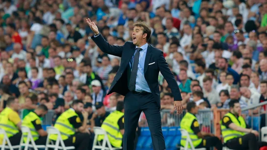 Julen Lopetegui da instrucciones a sus jugadores desde la banda Julen Lopetegui da instrucciones a sus jugadores desde la banda