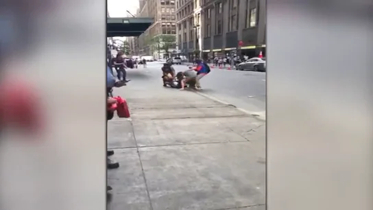 Una taxista agrede brutalmente a una pareja e intenta huir en Nueva York Una taxista agrede brutalmente a una pareja e intenta huir en Nueva York